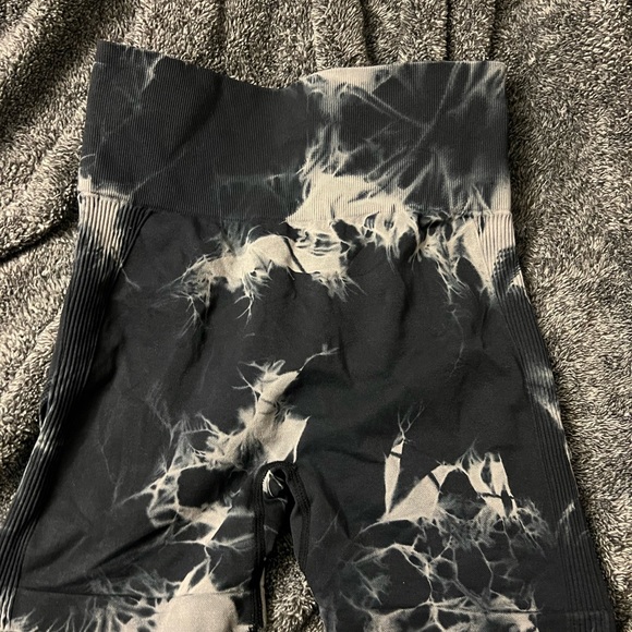 Booty Scrunch Shorts - Picture 3 of 4